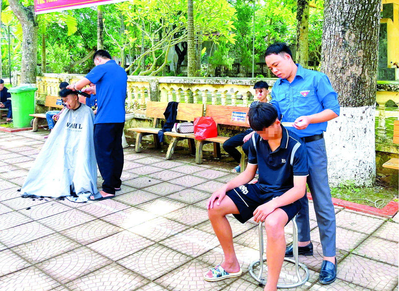 Trong quá trình cắt tóc miễn phí cho các TTN, đoàn viên thanh niên trò chuyện tâm sự để người nghe nhận ra những điều hay lẽ phải trong cuộc sống.