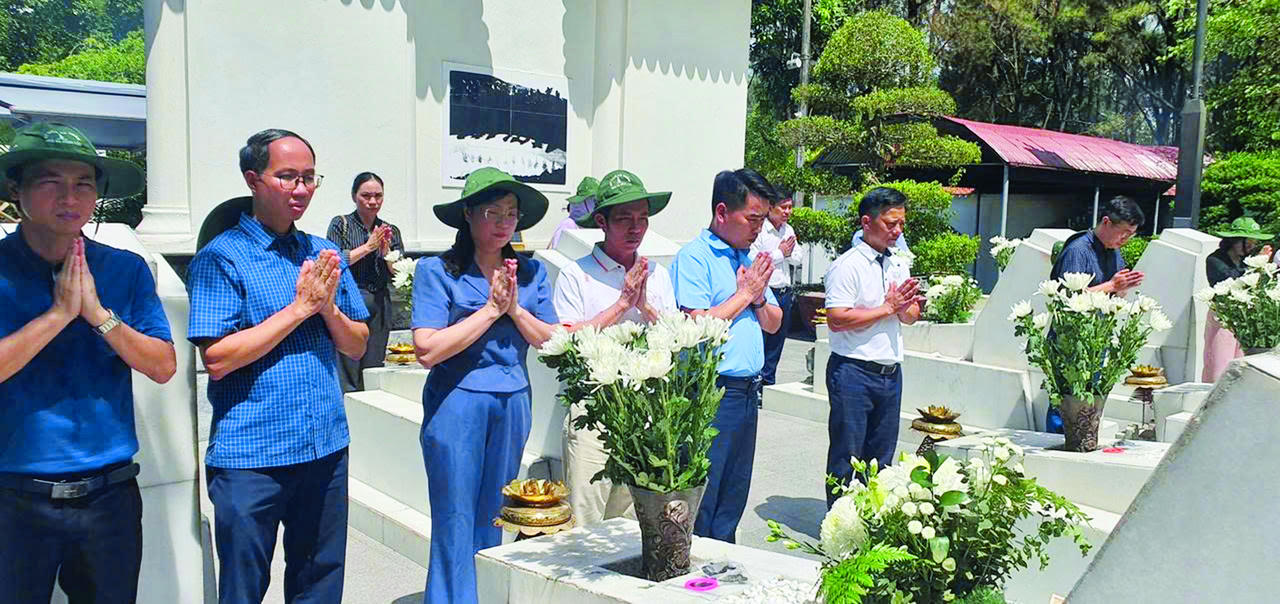 Đoàn công tác dâng hương phần mộ 10 nữ liệt sĩ thanh niên xung phong tại khu di tích lịch sử quốc gia Đồng Lộc.