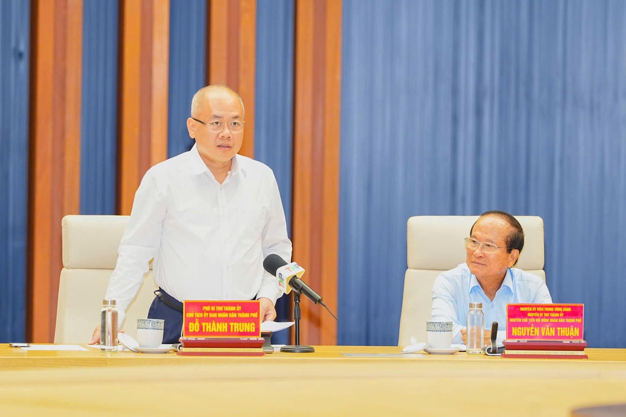 Chủ tịch UBND TP Hải Phòng Đỗ Thành Trung phát biểu tại buổi tiếp xúc.