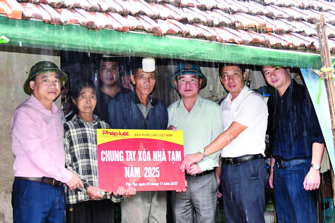 Đoàn công tác Báo PLVN đội mưa đến thăm, khảo sát hoàn cảnh một gia đình khó khăn.