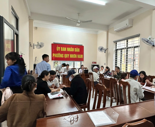 Cán bộ công chức phường Quy Nhơn Nam hướng dẫn người dân thực hiện thủ tục hành chính.