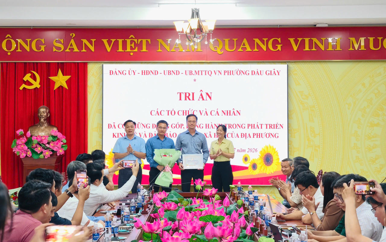 Phường Dầu Giây tặng hoa tri ân cho Hội Doanh nhân trẻ TP Đồng Nai.