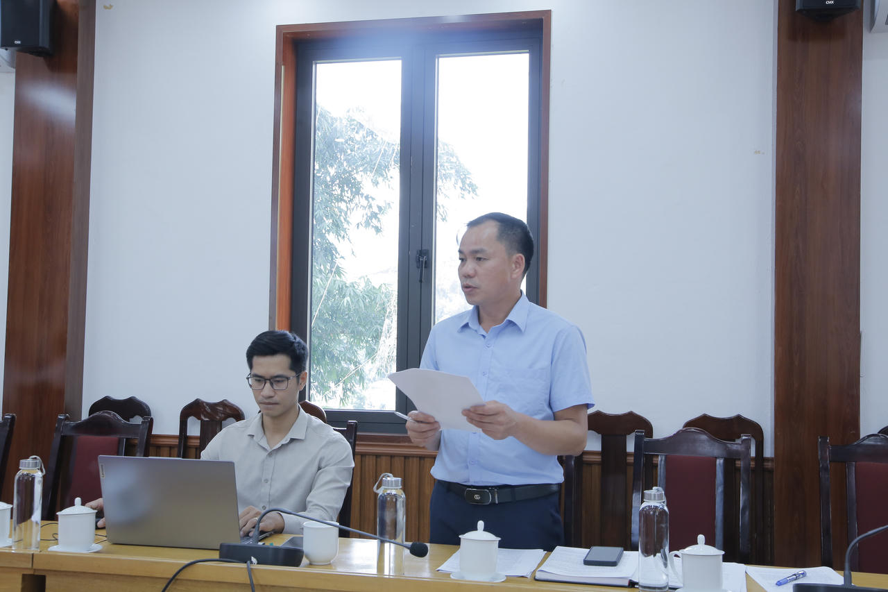 Lãnh đạo phòng Văn hóa - xã hội xã Mường Bo cung cấp thông tin về giải đua xe