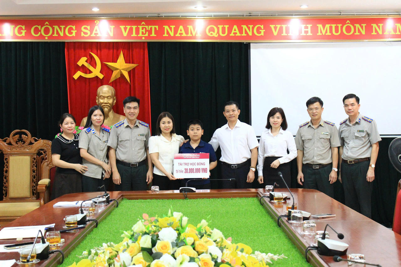 Thi hành án dân sự tỉnh Phú Thọ trao học bổng, sẻ chia cùng gia đình cán bộ đang điều trị bệnh hiểm nghèo