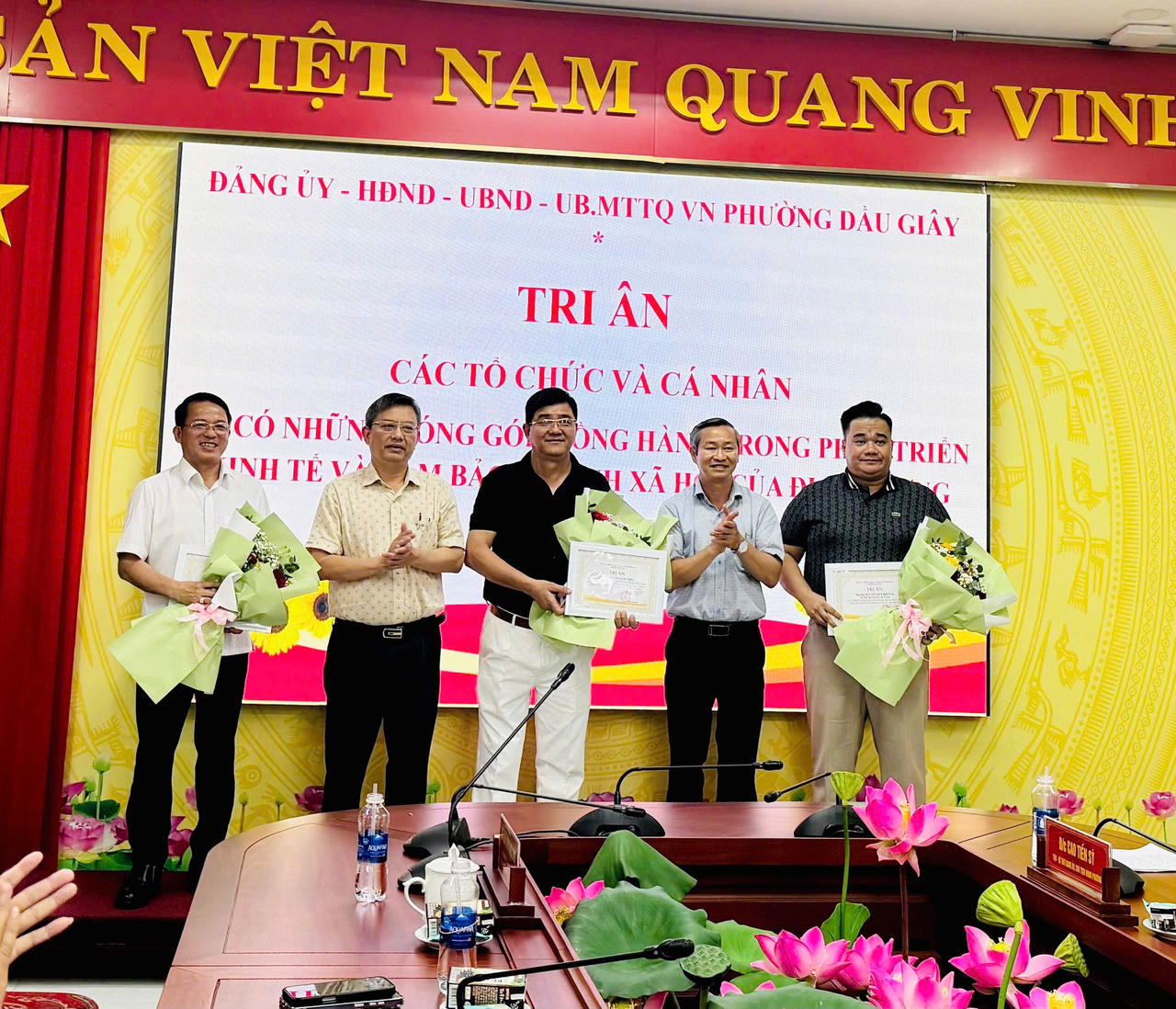Phường Dầu Giây tặng hoa tri ân cho đại diện Báo Pháp luật Việt Nam.