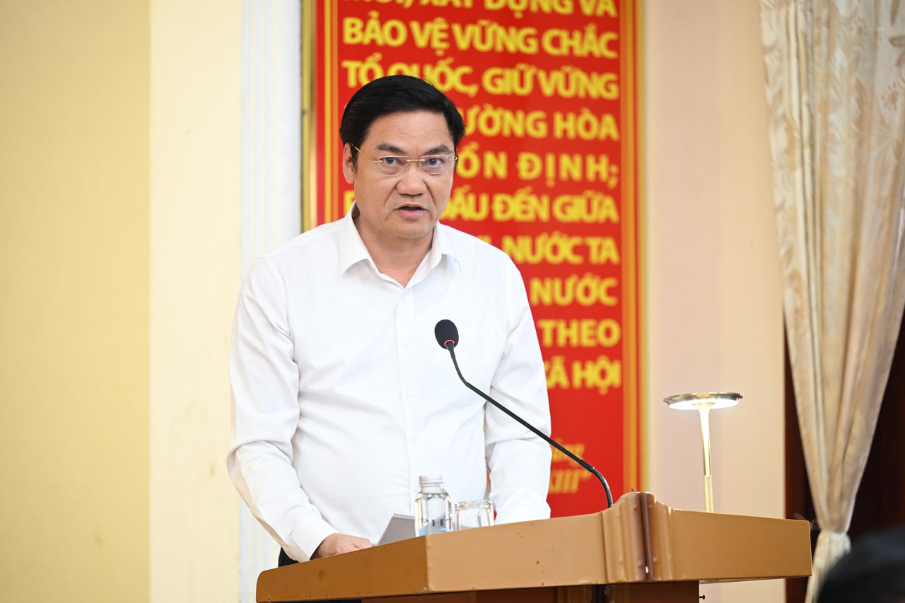 Ông Hoàng Nghĩa Hiếu - Phó Bí thư Thường trực Tỉnh ủy, Chủ tịch HĐND tỉnh Nghệ An phát biểu tại buổi làm việc.