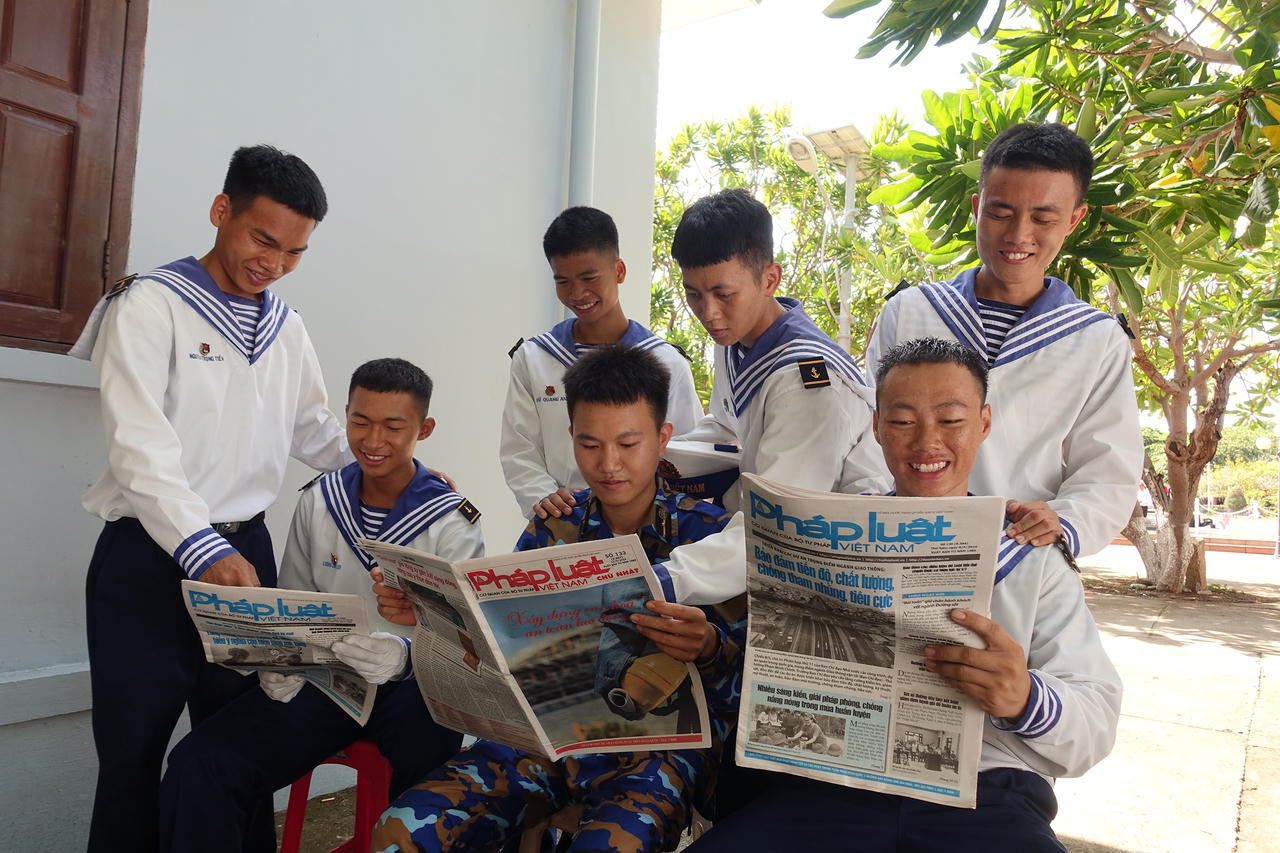 Chiến sĩ Trường Sa đọc Báo PLVN. (Ảnh: Vũ Quang)