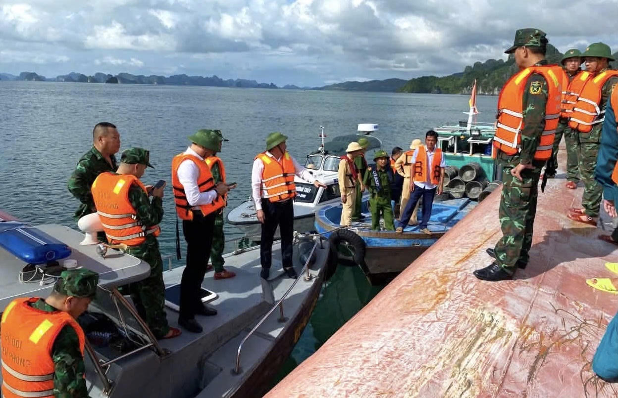 Cứu hộ thành công 3 thuyền viên vụ lật tàu tại khu vực biển Vân Đồn