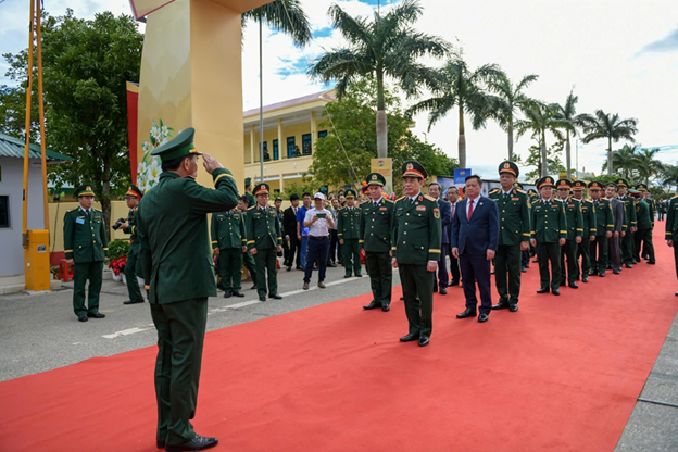 Lễ đón Đại tướng Phan Văn Giang và đoàn đại biểu cấp cao Bộ Quốc phòng Việt Nam được tổ chức trang trọng tại cửa khẩu Nặm - On của nước CHDCND Lào.