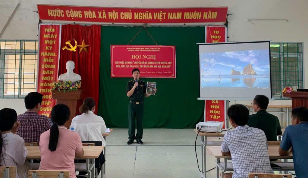 Cán bộ, chiến sĩ BĐBP Cao Bằng giới thiệu mục đích, ý nghĩa của mô hình cho bà con nhân dân biên giới. (Ảnh: BPCB)