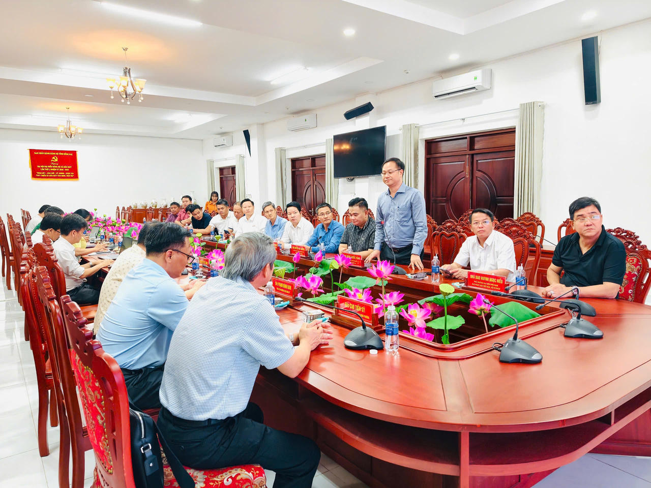 Ông Đặng Quốc Nghi, Chủ tịch Hội Doanh nhân trẻ Đồng Nai phát biểu tại buổi gặp gỡ.