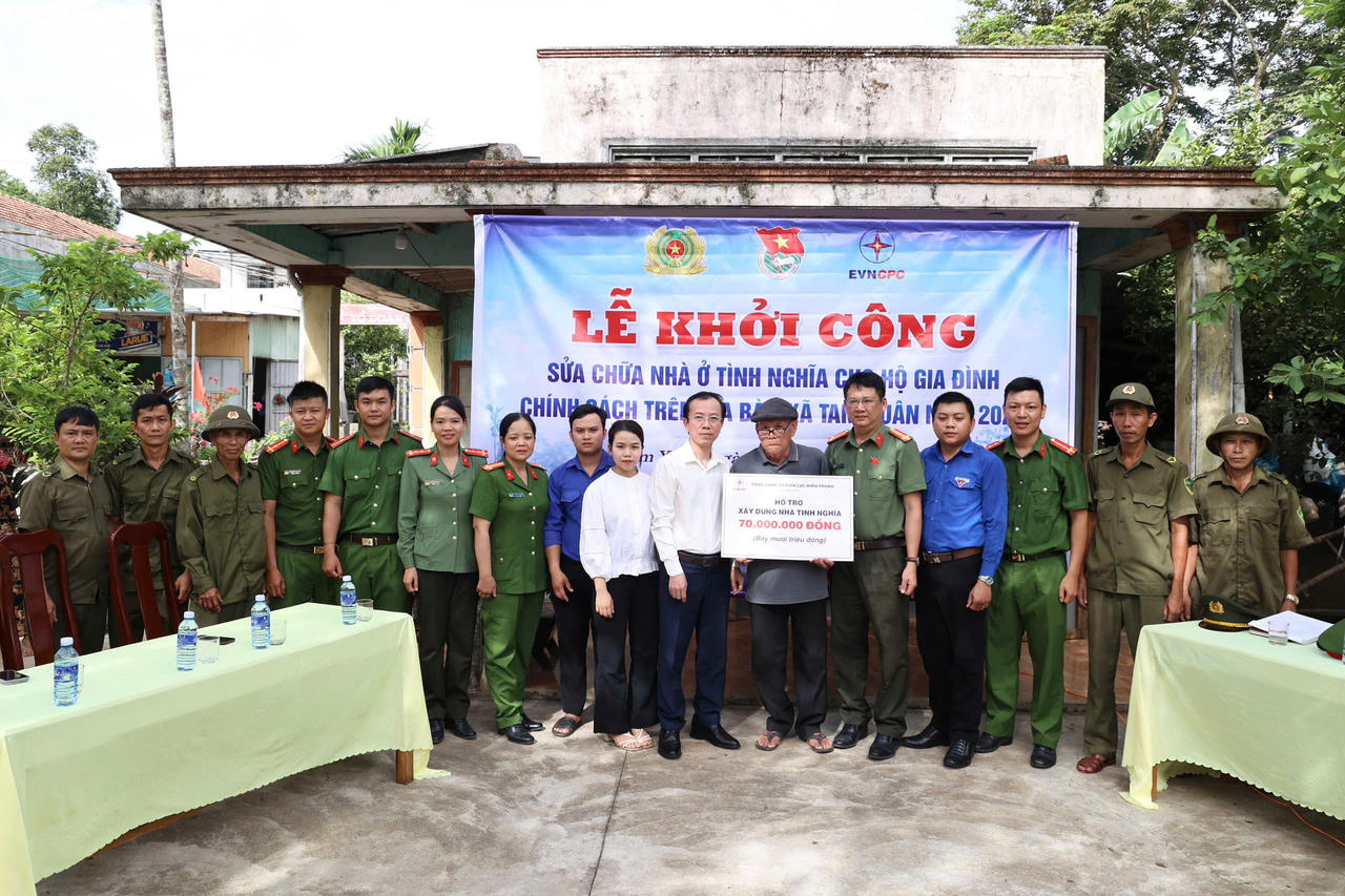 EVNCPC phối hợp khởi công sửa chữa nhà tình nghĩa cho gia đình thân nhân liệt sĩ tại xã Tam Xuân