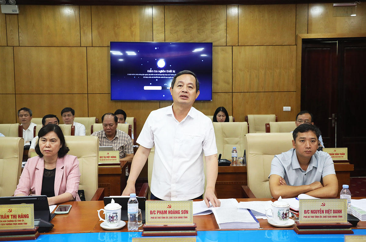 Phó Bí thư Tỉnh ủy, Chủ tịch UBND tỉnh Phạm Hoàng Sơn phát biểu tại Hội nghị.