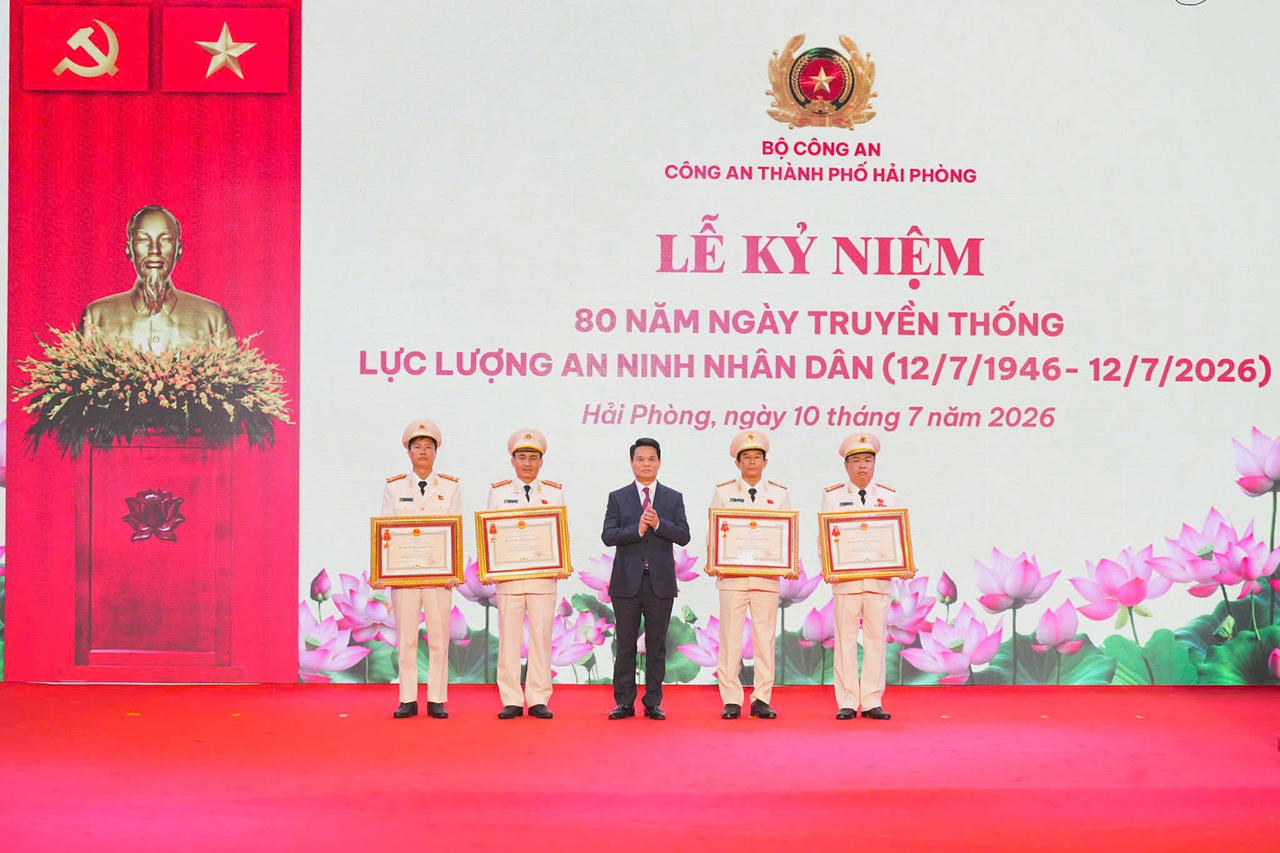Bí thư Thành ủy Lê Ngọc Châu trao Huân chương Chiến công cho các tập thể và cá nhân.