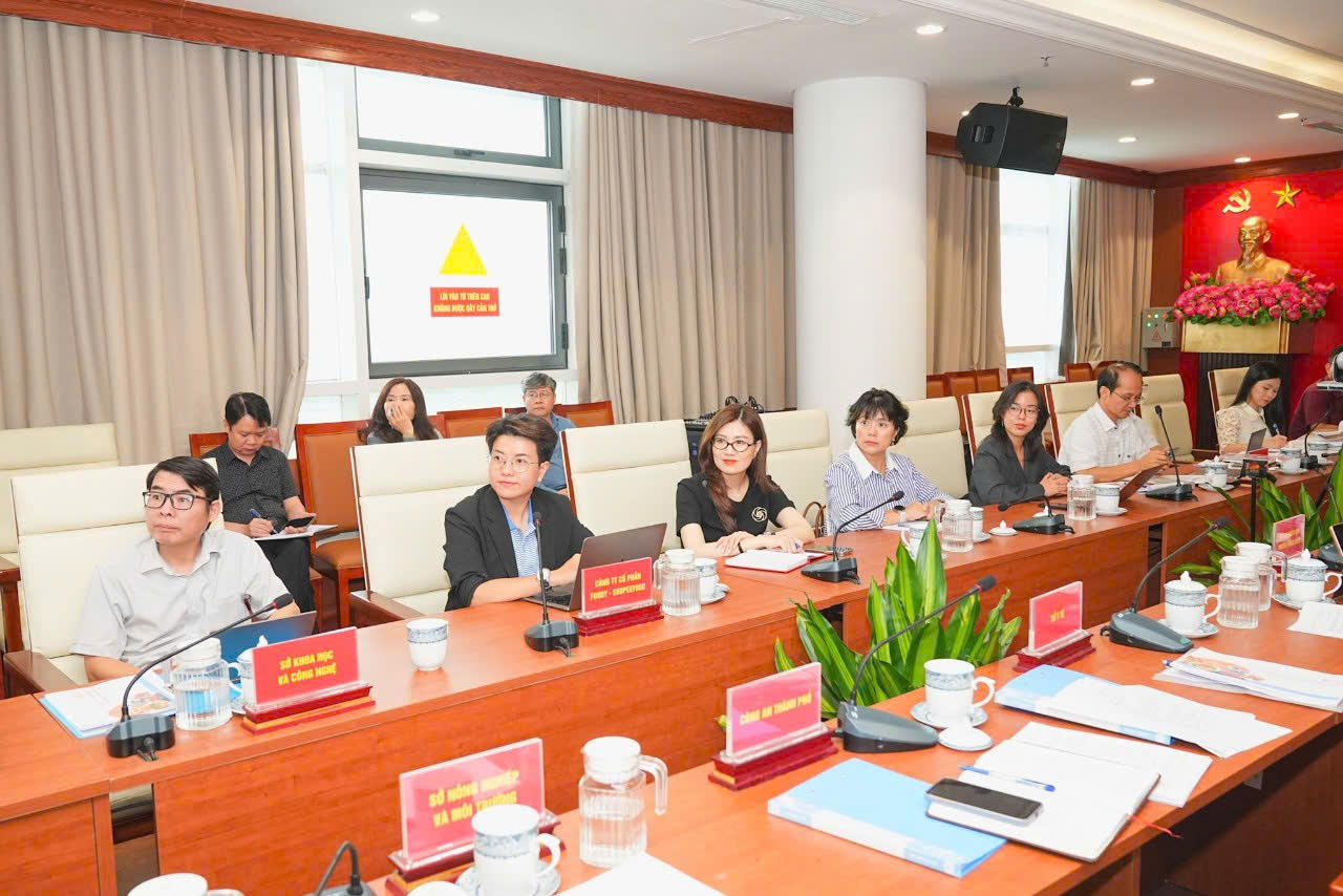 Các đại biểu tham dự cuộc họp.