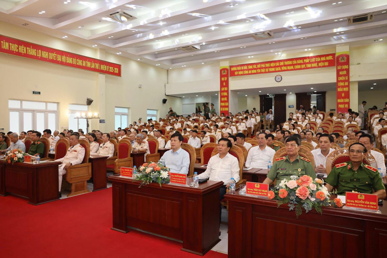 Các đại biểu tham dự buổi lễ.