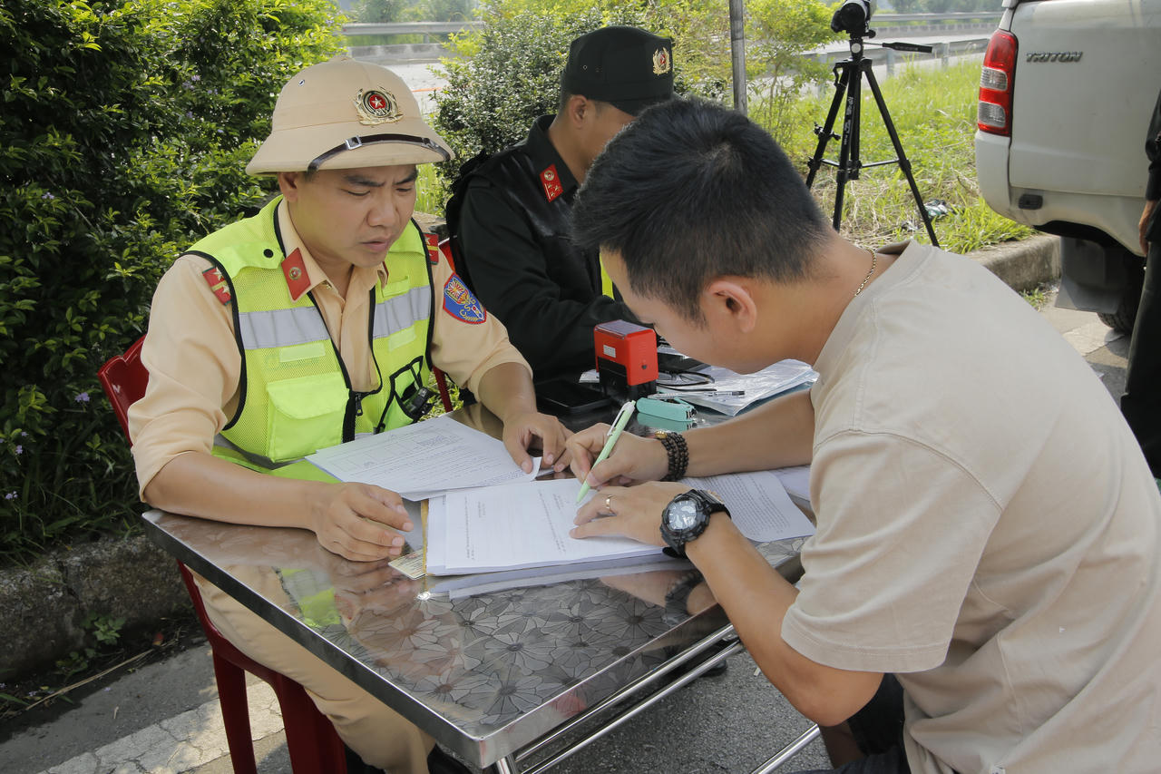 Tăng cường kiểm tra, xử lý vi phạm trên cao tốc Nội Bài - Lào Cai, bảo đảm an toàn cho người tham gia giao thông