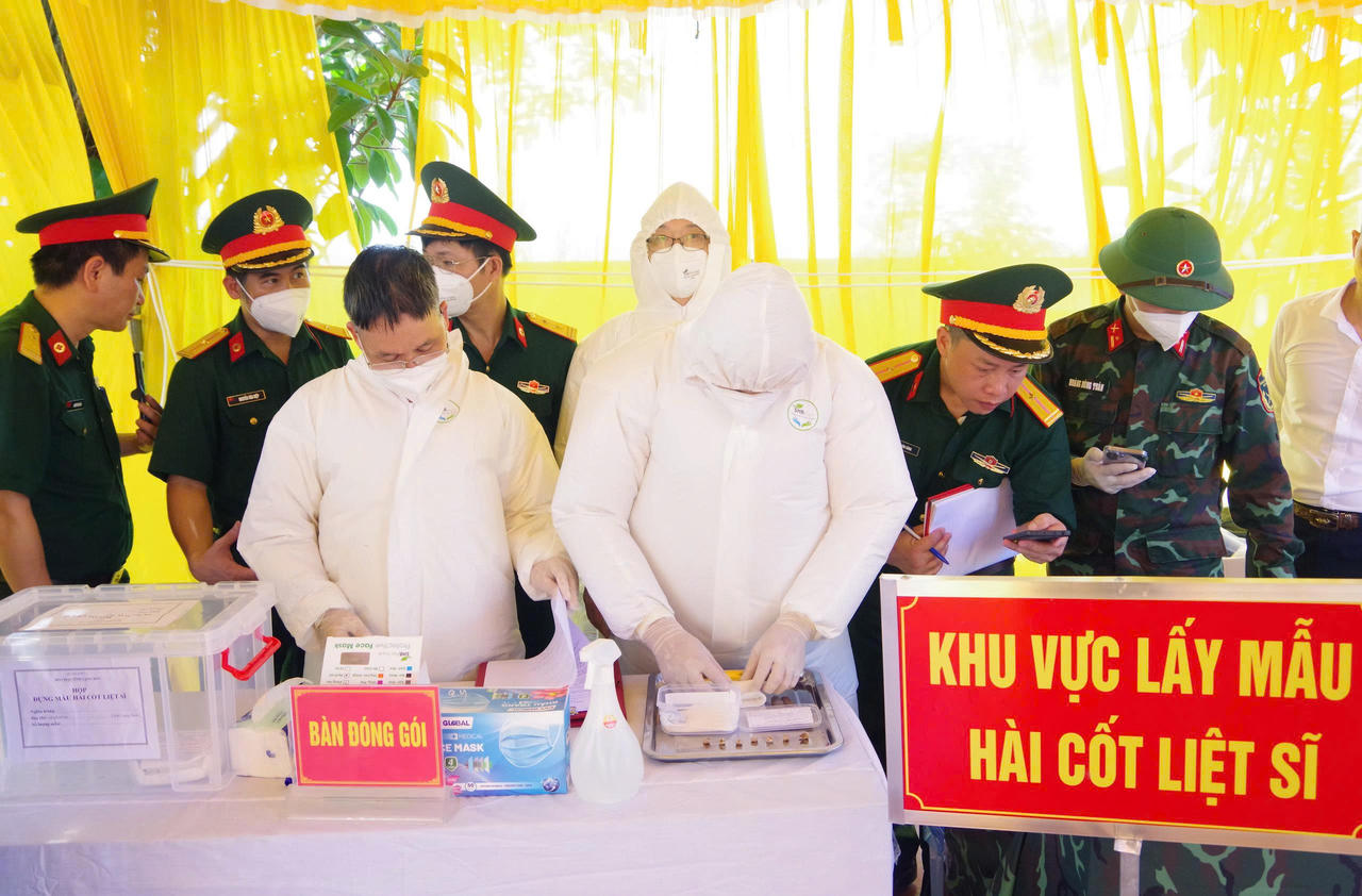 Lấy mẫu tại Nghĩa trang Đình Lập (Lạng Sơn).