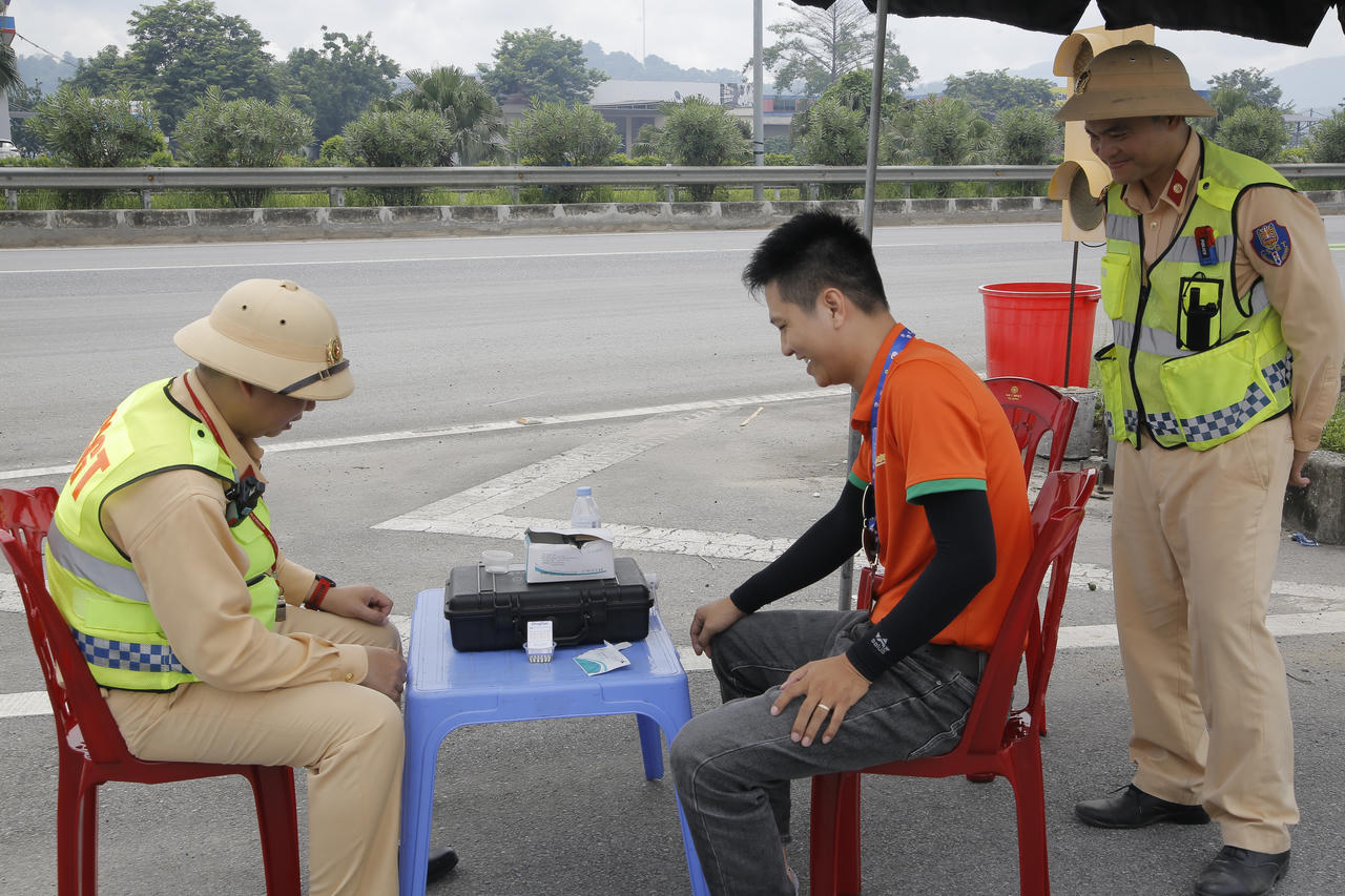 Bên cạnh việc kiểm tra giấy tờ, điều kiện của người điều khiển phương tiện, lực lượng chức năng đặc biệt chú trọng kiểm tra nồng độ cồn, ma túy đối với lái xe.