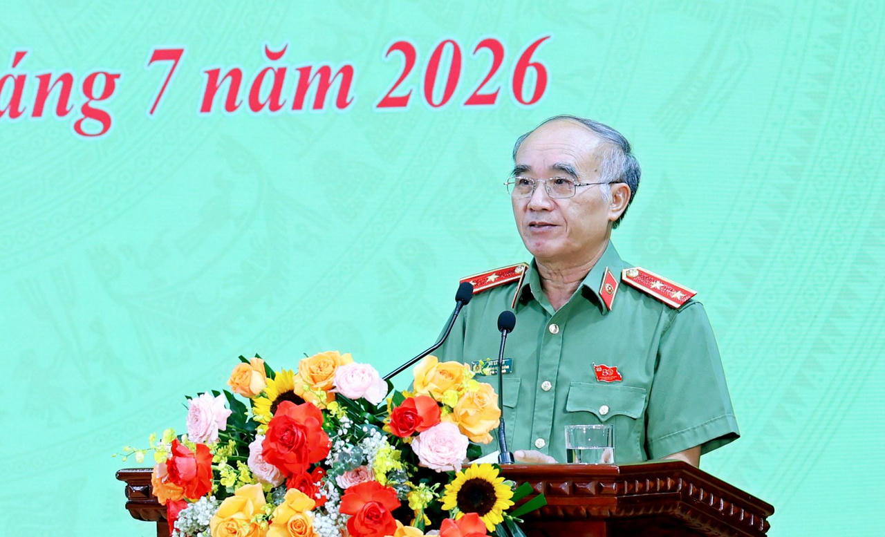 Trung tướng Bùi Bá Định - nguyên Phó Tổng cục trưởng Tổng cục Chính trị Công an nhân dân, nguyên Giám đốc Công an tỉnh Ninh Bình, Chủ tịch Hội Cựu Công an nhân dân tỉnh Ninh Bình phát biểu tại Lễ kỷ niệm. (Ảnh: Công an tỉnh Ninh Bình)