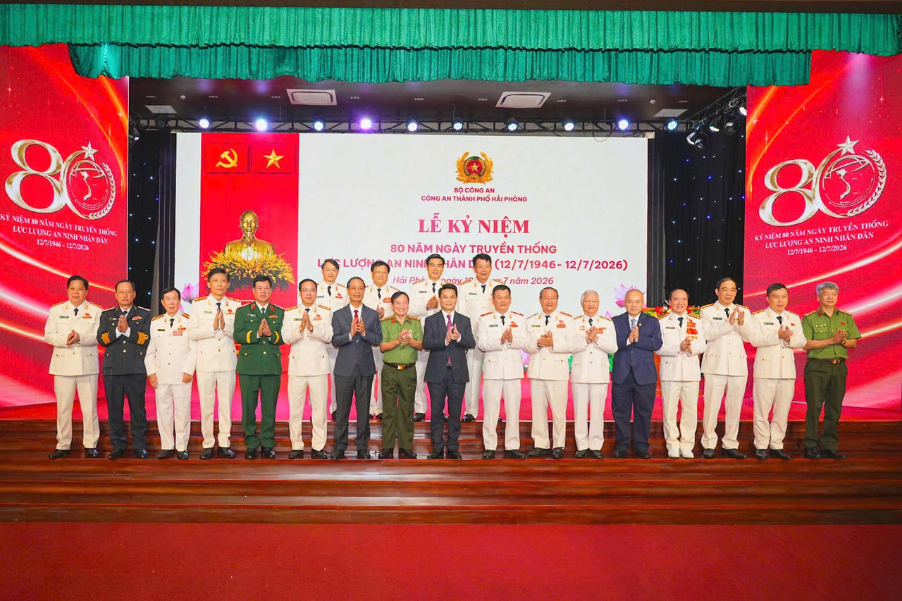 Lãnh đạo TP cùng các đại biểu dự Lễ kỷ niệm 80 năm Ngày truyền thống Lực lượng An ninh nhân dân do Công an TP Hải Phòng tổ chức.
