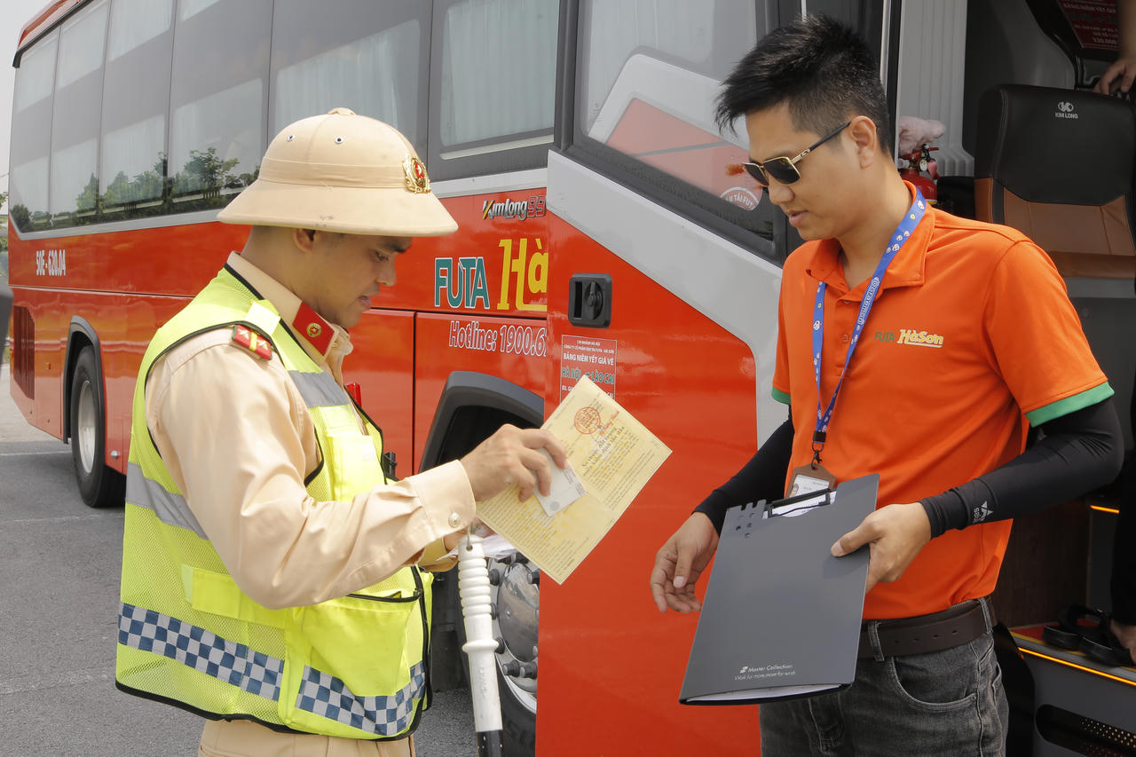 Quá trình kiểm tra được thực hiện đối với nhiều loại phương tiện, từ xe khách, xe tải, xe đầu kéo đến xe con, bảo đảm phát hiện, ngăn chặn kịp thời các trường hợp vi phạm.