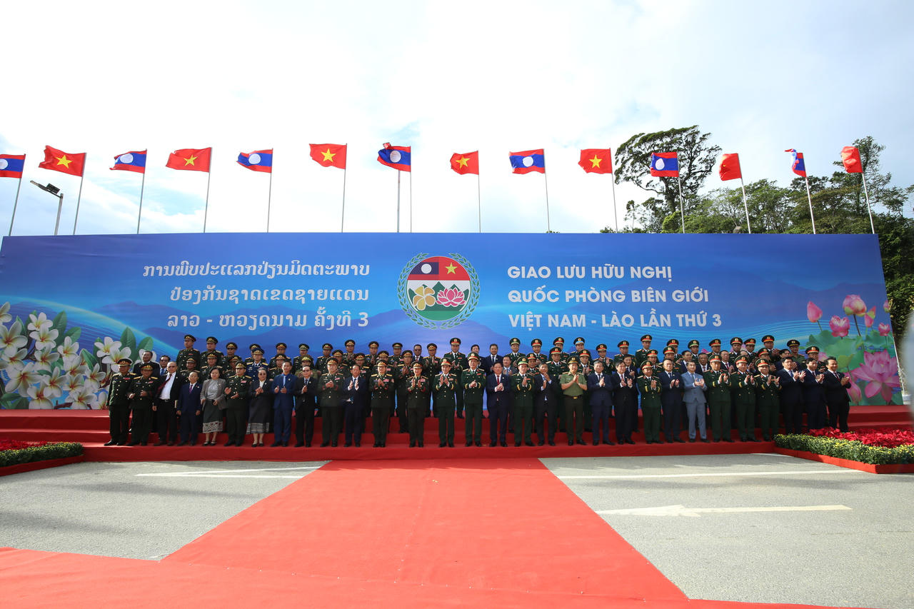 Đại biểu chụp ảnh tại chương trình&nbsp;Giao lưu Hữu nghị Quốc phòng Biên giới Việt Nam - Lào lần thứ 3.