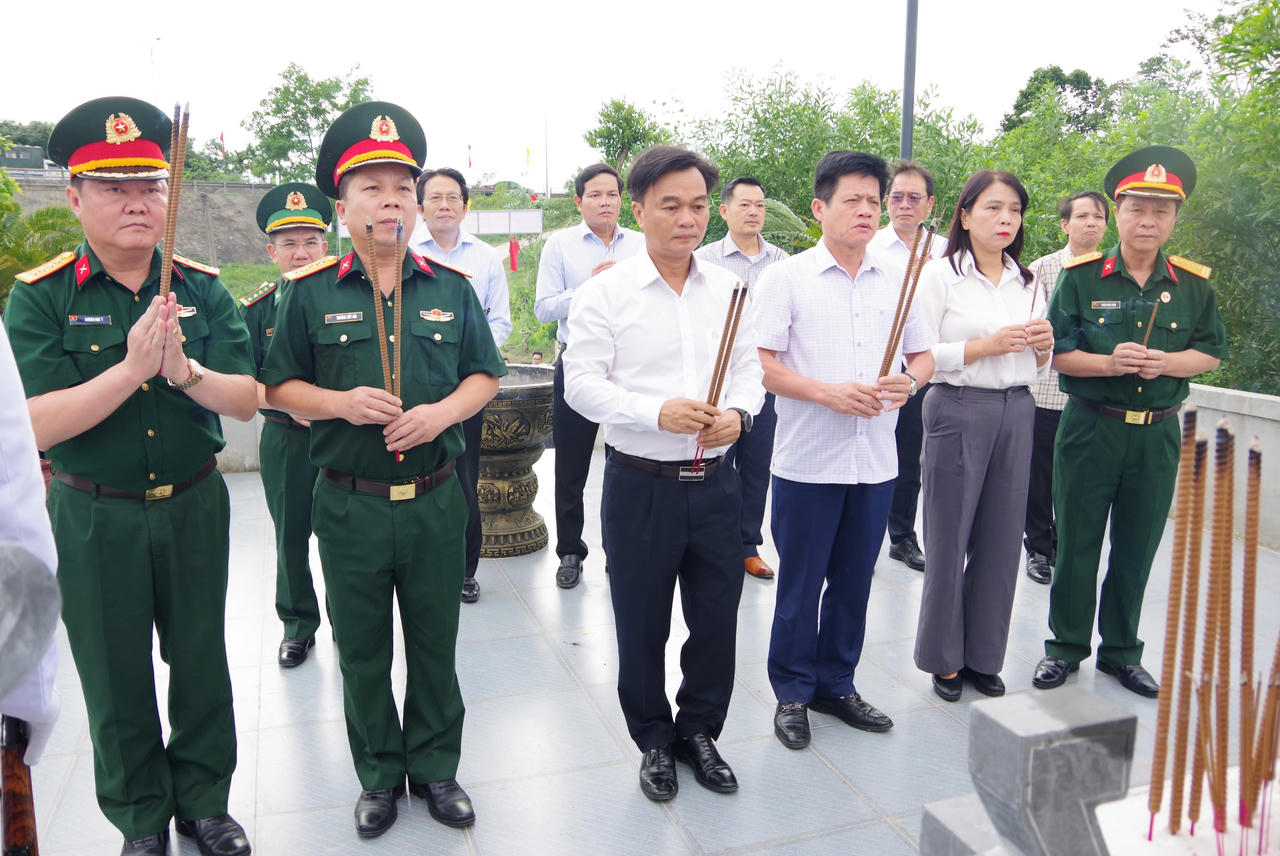Các đại biểu dâng hương tưởng niệm các anh hùng liệt sĩ tại Đền thờ liệt sĩ Trung đoàn 88, Sư đoàn 308 trước khi diễn ra hội thảo.