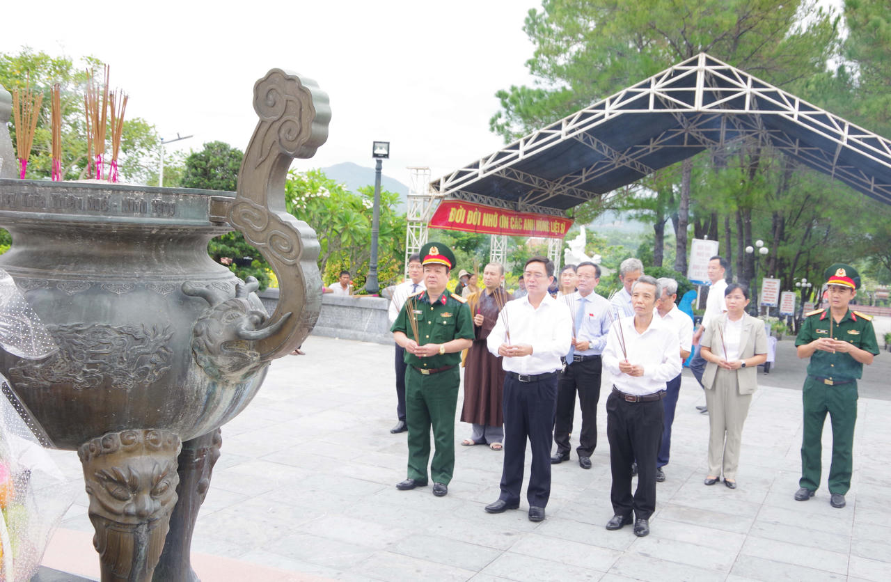 Bí thư Thành ủy Nguyễn Đình Trung cùng Đoàn dâng hương, dâng hoa tưởng nhớ các anh hùng liệt sĩ tại nghĩa trang.