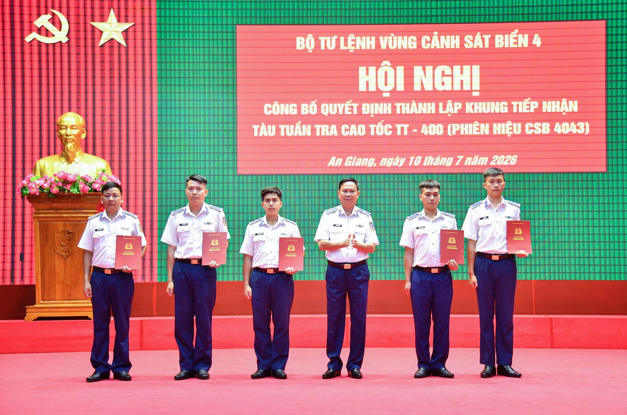 Thiếu tướng Nguyễn Văn Dũng - Bí thư Đảng ủy, Chính ủy Bộ Tư lệnh Vùng Cảnh sát biển 4 trao quyết định công tác cán bộ cho Khung tàu CSB 4043.