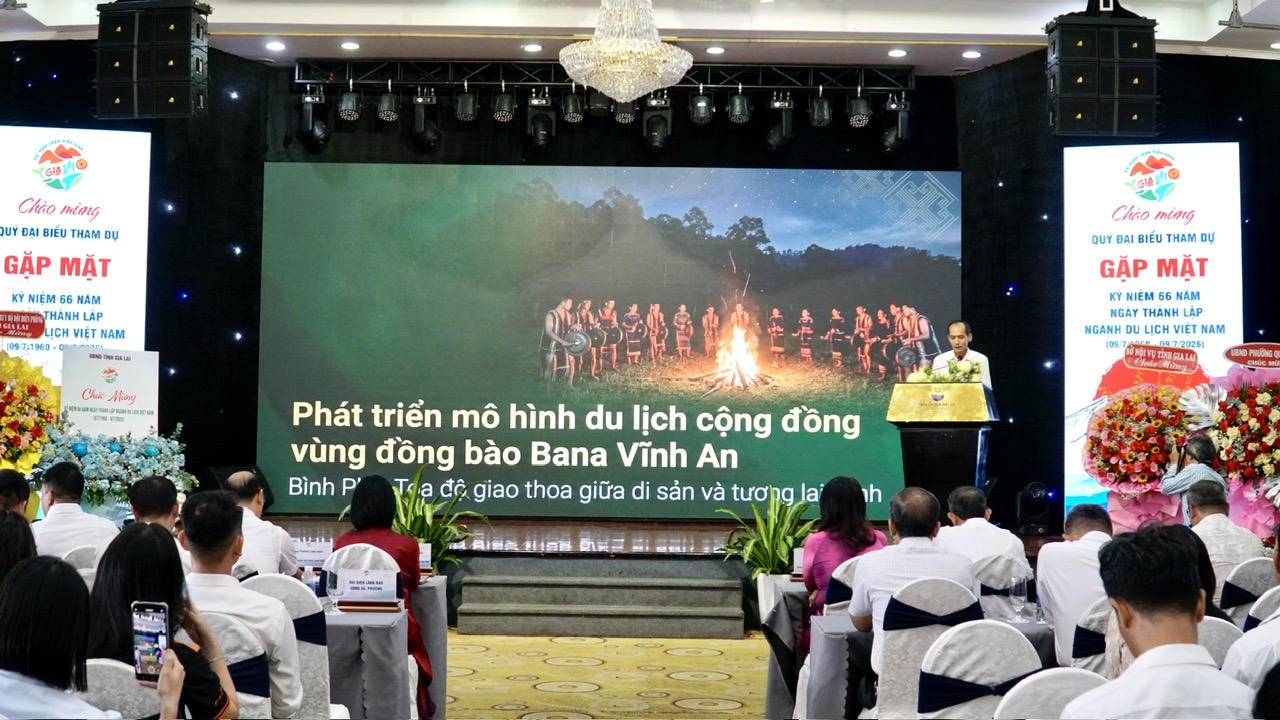 Ông Đặng Bảo Toàn giới thiệu “Mô hình du lịch cộng đồng vùng đồng bào Bana Vĩnh An”.