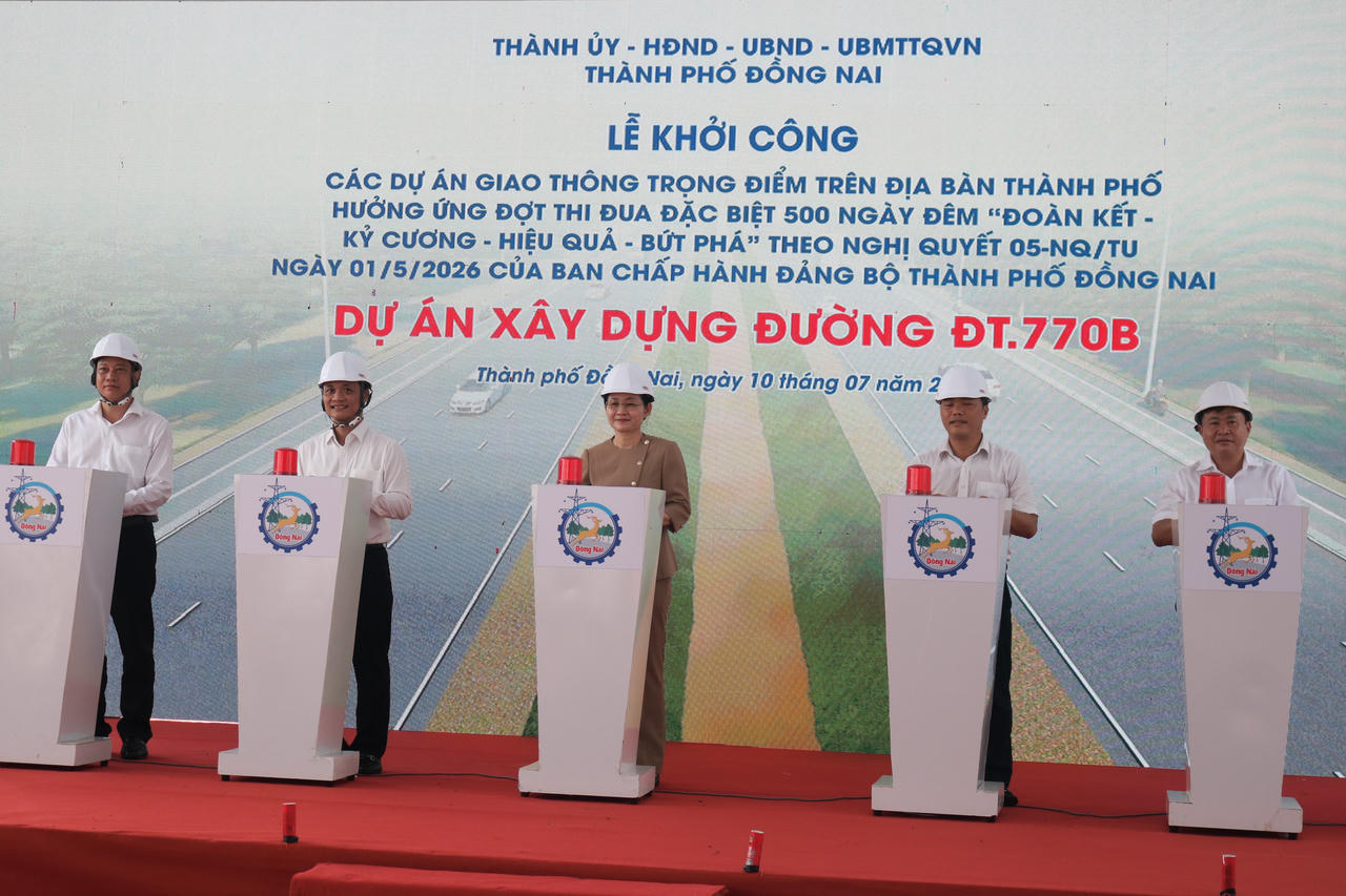 Lãnh đạo TP Đồng Nai, chủ đầu tư và nhà thầu thi công thực hiện nghi thức bấm nút khởi công.