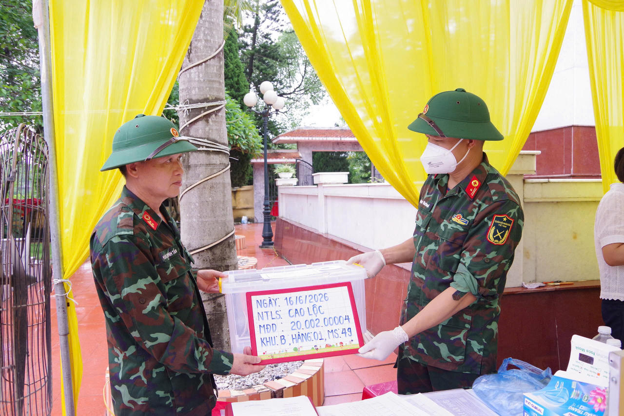 Cán bộ, chiến sĩ Bộ Chỉ huy Quân sự tỉnh Lạng Sơn lấy mẫu tại Nghĩa Trang Cao Lộc (phường Kỳ Lừa, tỉnh Lạng Sơn).