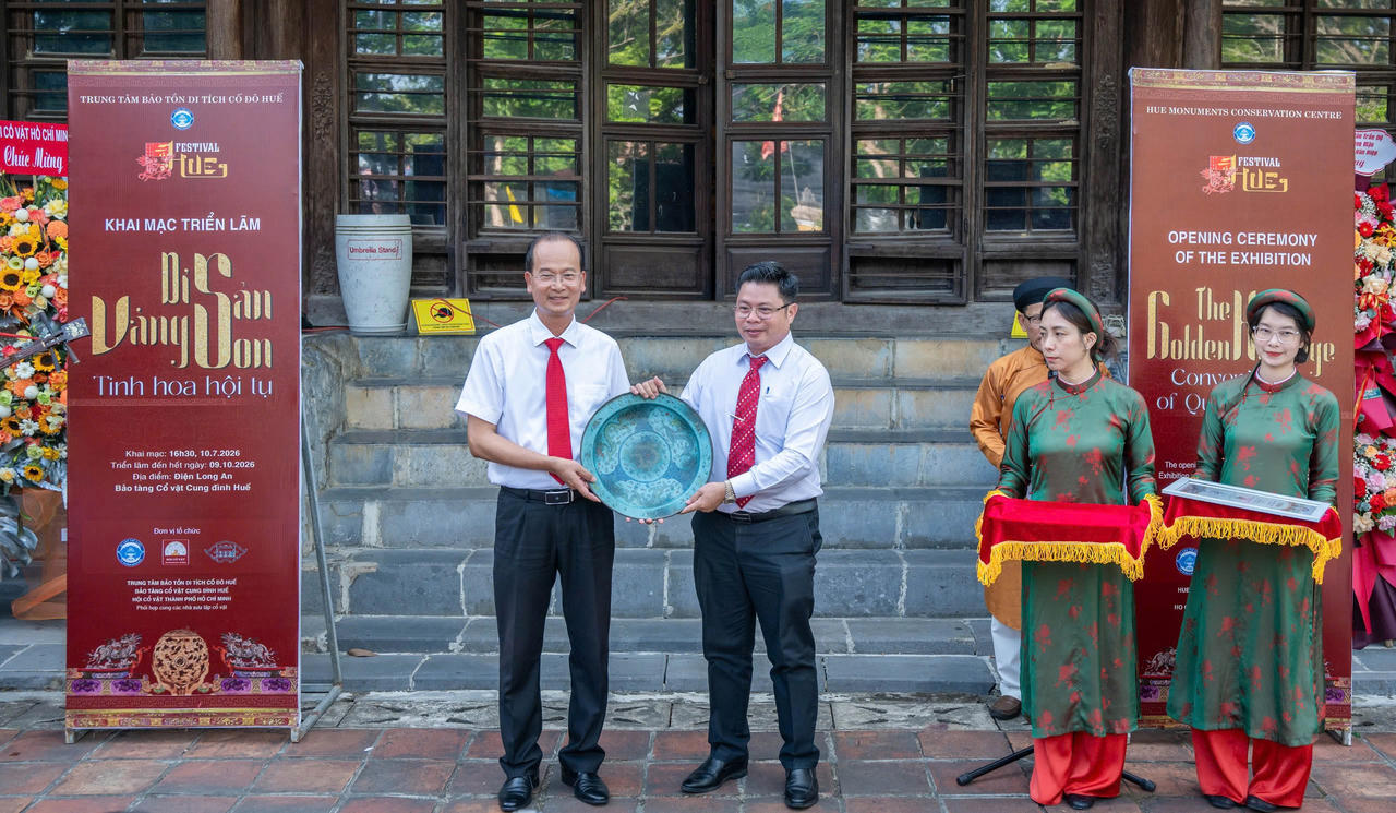 Lãnh đạo Trung tâm Bảo tồn di tích Cố đô Huế&nbsp;tiếp nhận chiếc đĩa pháp lam thời Nguyễn do nhà sưu tập cổ vật trao tặng&nbsp;&nbsp;