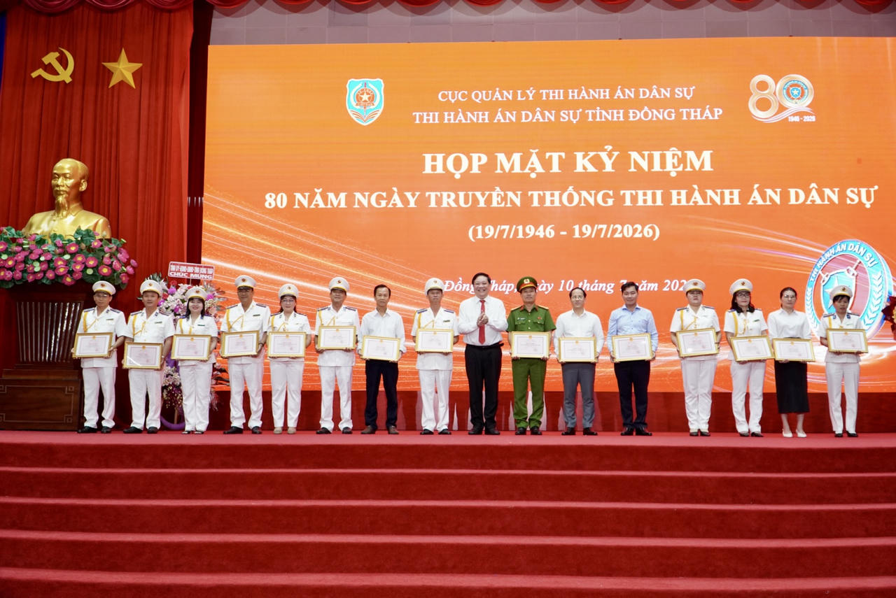 Ông Phạm Thành Ngại - Chủ tịch UBND tỉnh Đồng Tháp trao Bằng khen cho các cá nhân, tập thể