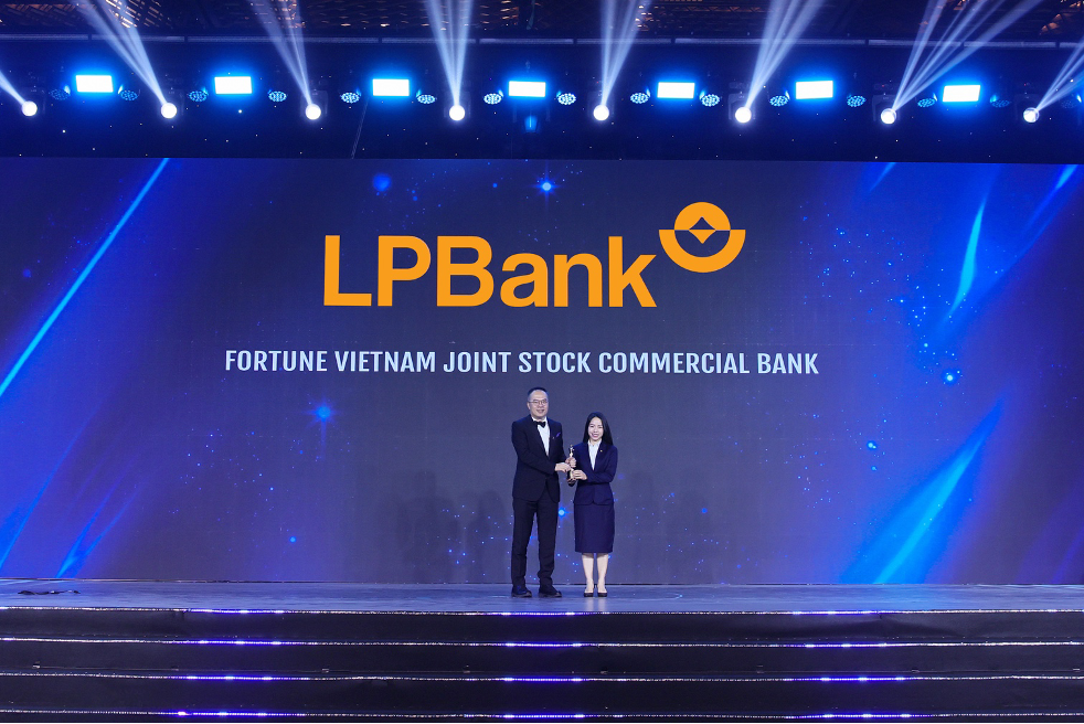 Bà Nguyễn Hồng Nhung, Thành viên Ban Điều hành LPBank, đại diện nhận giải thưởng Nơi làm việc tốt nhất Châu Á 2026 và Doanh nghiệp dẫn đầu công nghệ tại sự kiện