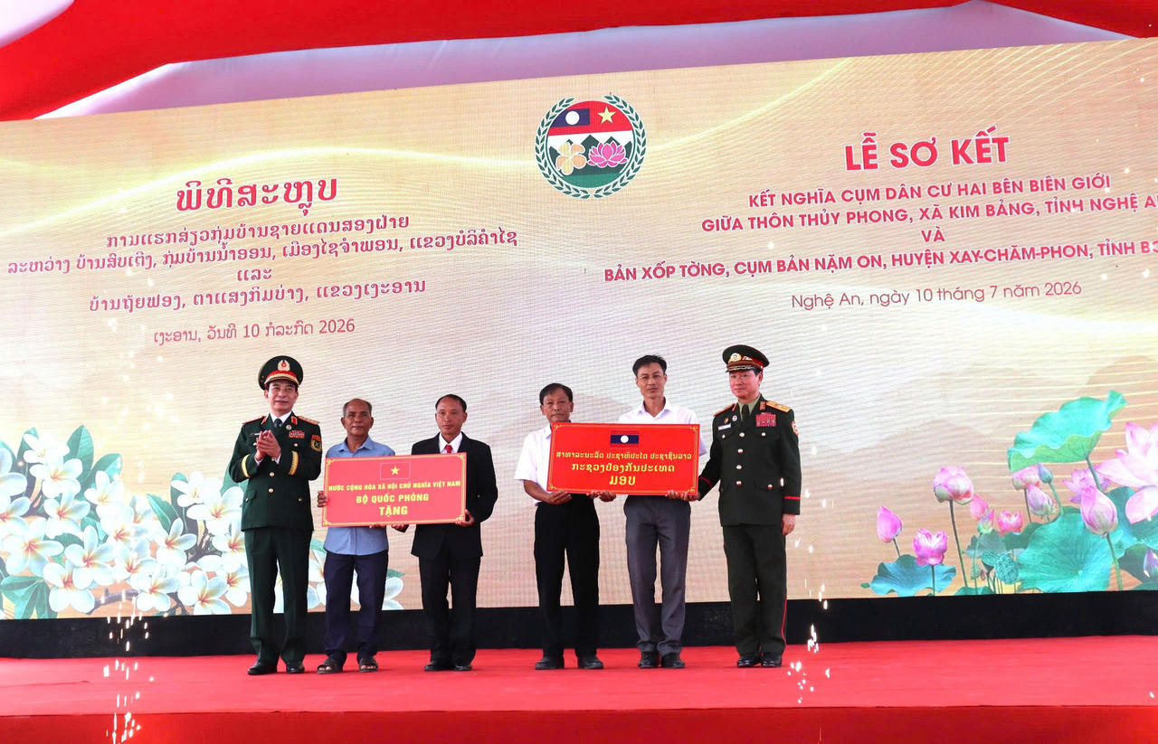 Hai Bộ trưởng Bộ Quốc phòng hai nước đã dự Lễ sơ kết kết nghĩa cụm dân cư hai bên biên giới giữa thôn Thủy Phong, xã Kim Bảng, tỉnh Nghệ An (Việt Nam) và bản Xốp Tờng, xã Nặm On, huyện Xay Chăm Phon, tỉnh Bô Ly Khăm Xay (Lào).