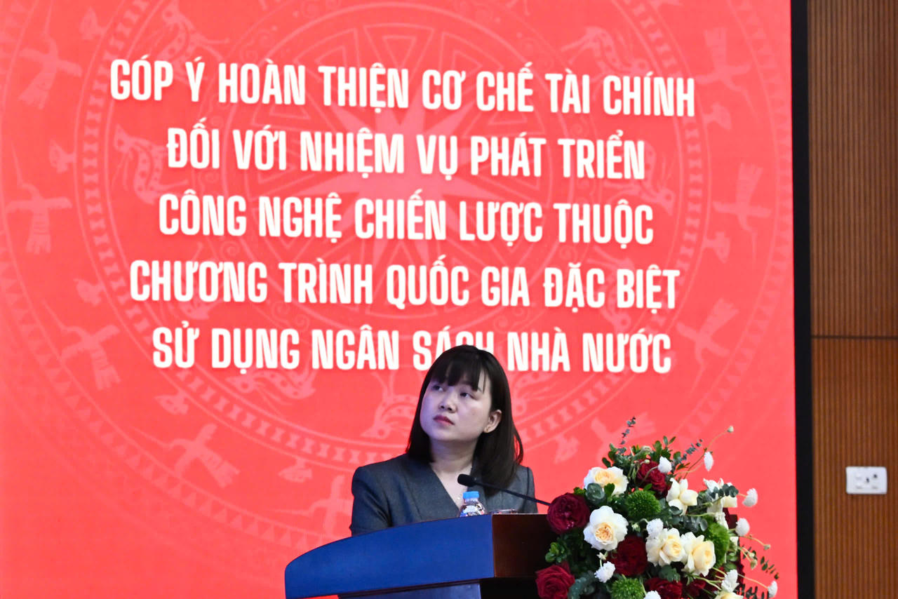 Bà Nguyễn Thị Kim Thành, Kế toán trưởng NAFOSTED giới thiệu nội dung Dự thảo Thông tư quy định cơ chế tài chính đối với nhiệm vụ phát triển công nghệ chiến lược (Ảnh: MST)