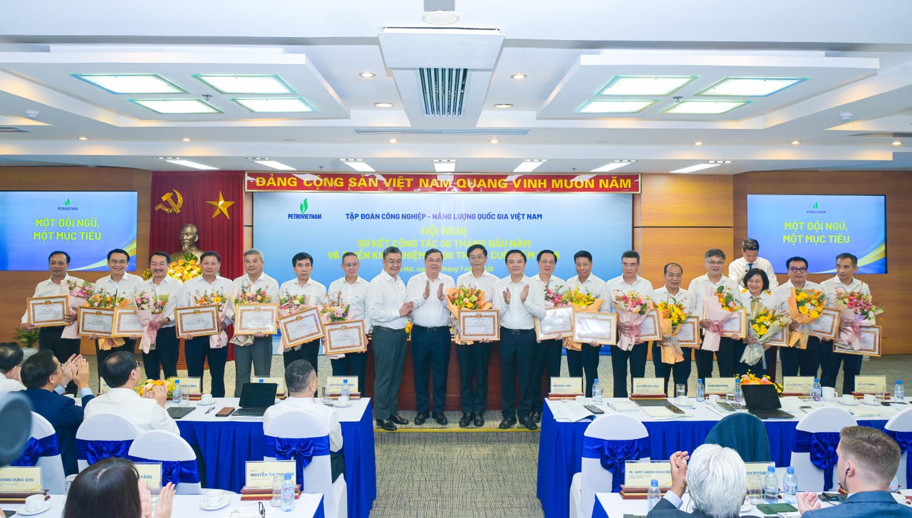 Đại diện các tổ chức Đảng, đảng viên Petrovietnam nhận Bằng khen của Đảng ủy Chính phủ về hoàn thành xuất sắc nhiệm vụ 5 năm liên tiếp (2021-2025).