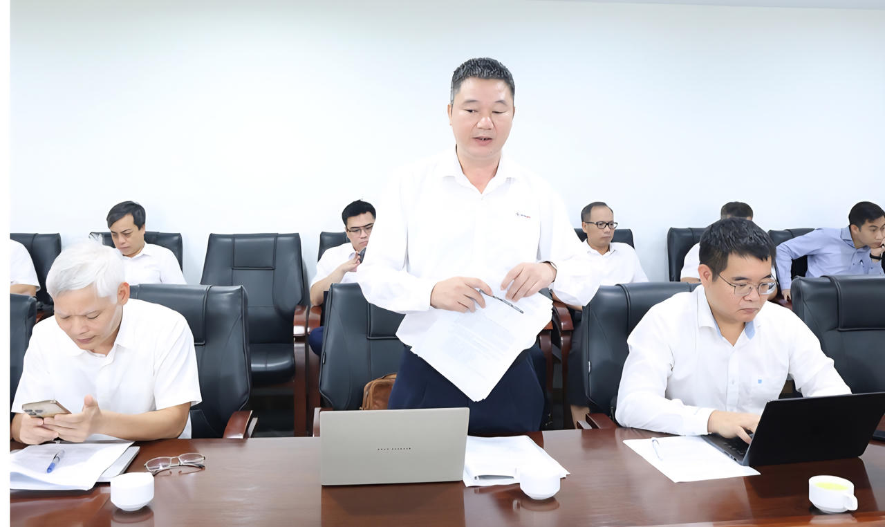 Ông Hoàng Xuân Khôi – Quyền Tổng giám đốc EVNNPT báo cáo tại buổi làm việc