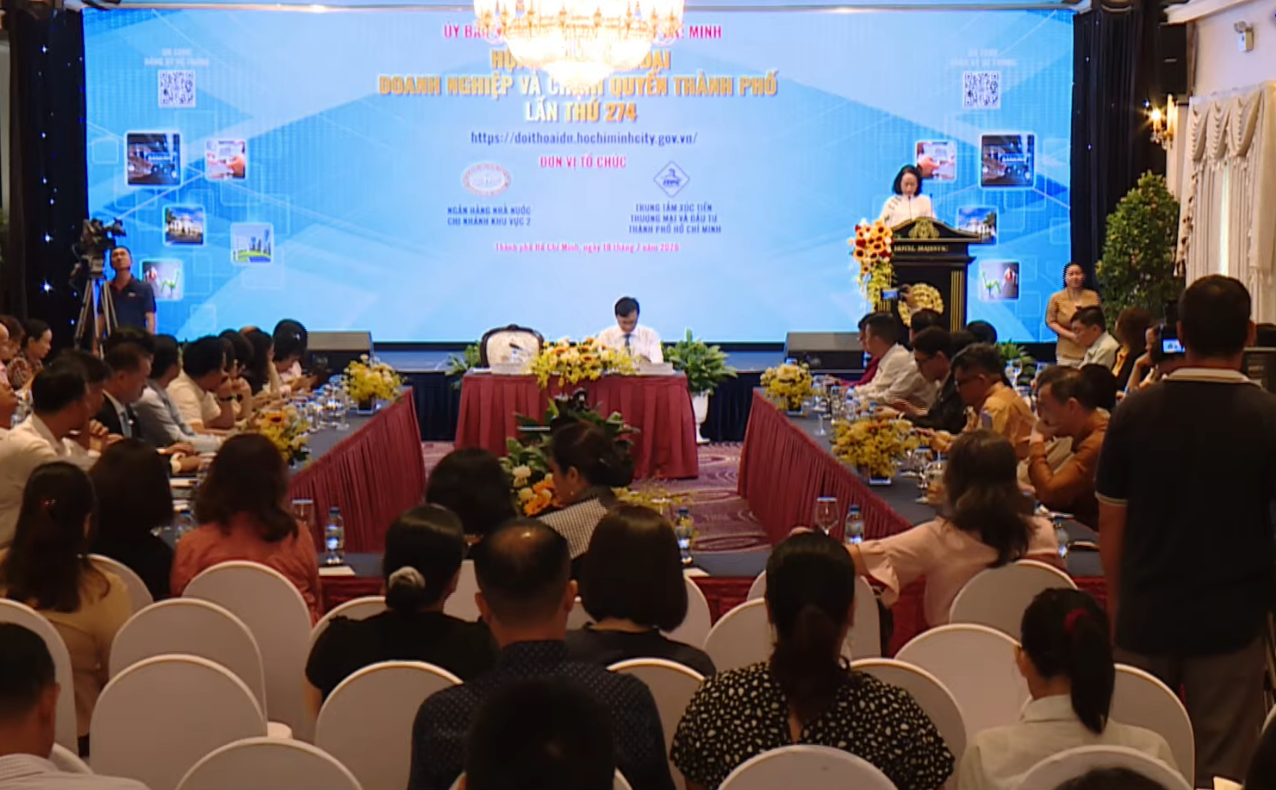 Hội nghị đối thoại doanh nghiệp và chính quyền thành phố chuyên đề về lĩnh vực ngân hàng.