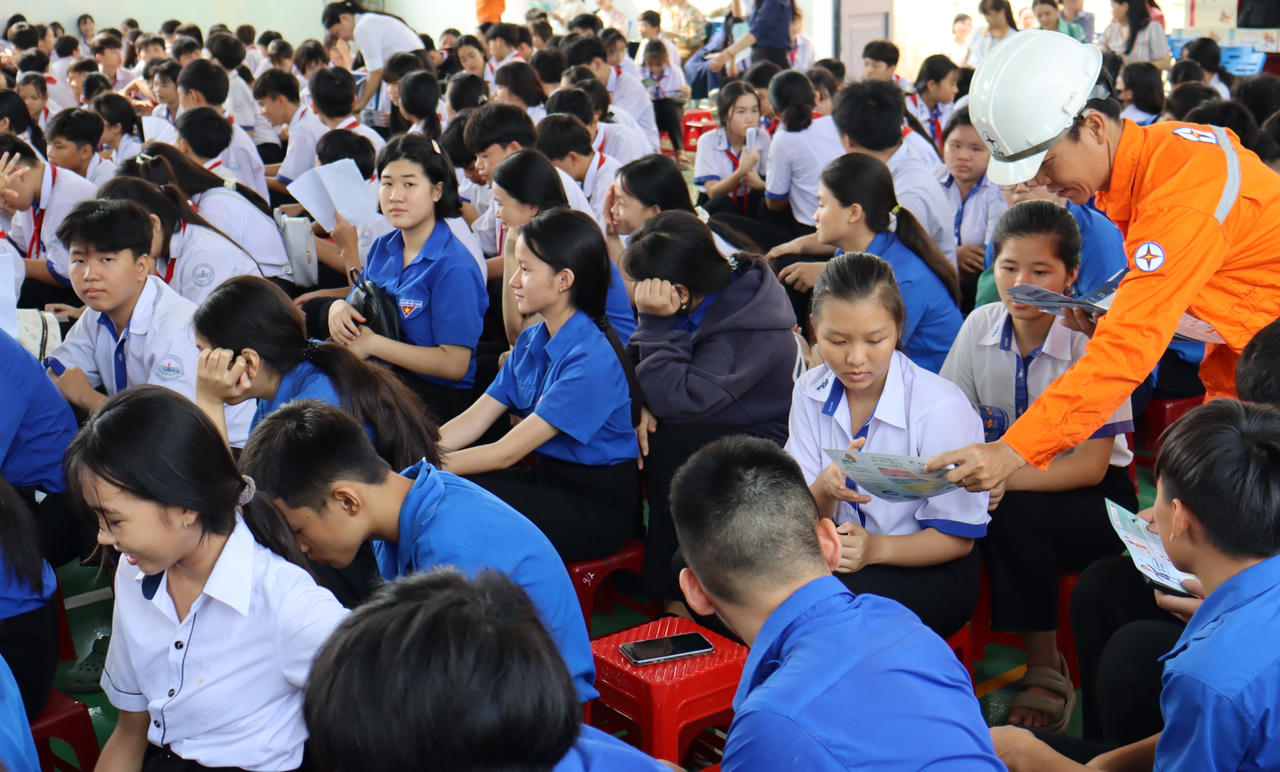 Nhân viên EVNSPC tuyên truyền tiết kiệm điện trong trường học