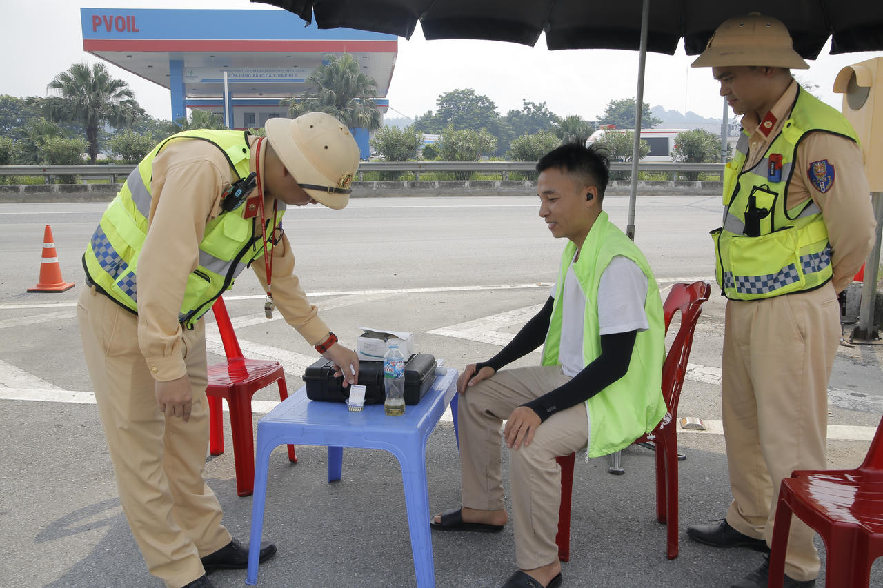 Tăng cường kiểm tra, xử lý vi phạm trên cao tốc Nội Bài - Lào Cai, bảo đảm an toàn cho người tham gia giao thông