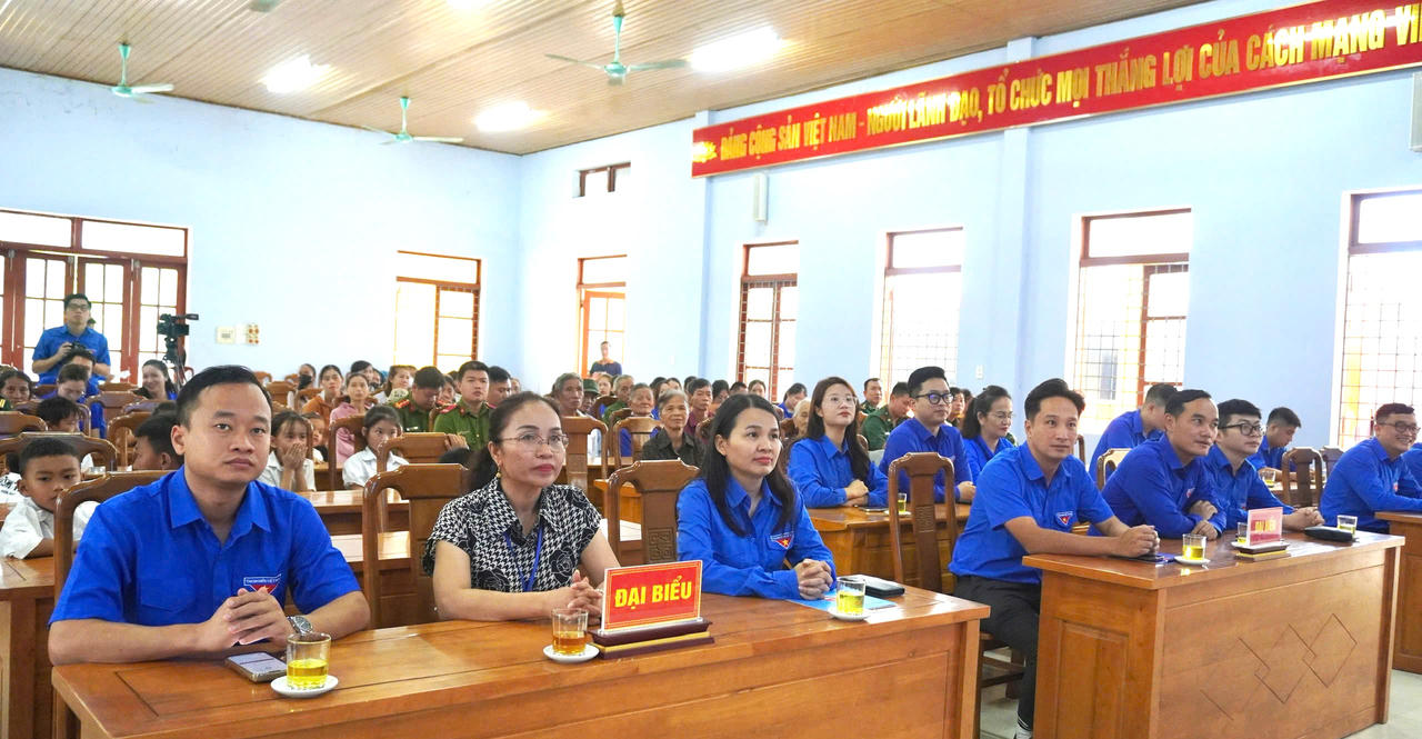 Đại biểu và đông đảo đoàn viên, thanh thiếu nhi và người dân xã Kim Điền tham dự chương trình.