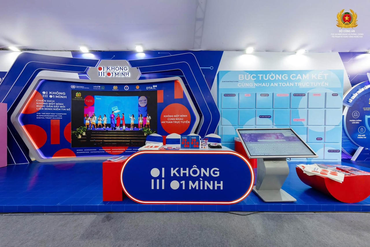 Triển lãm tương tác “Bức tường An ninh mạng” đang diễn ra tại phố đi bộ Hồ Gươm