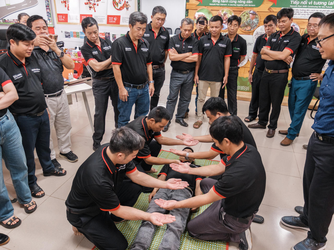 Dưới sự hướng dẫn của Hội Chữ thập đỏ Việt Nam, các học viên đã thực hành kỹ năng sơ cứu và ứng phó trong tình huống thực tế. Ảnh_ ILO_Linh Pham.