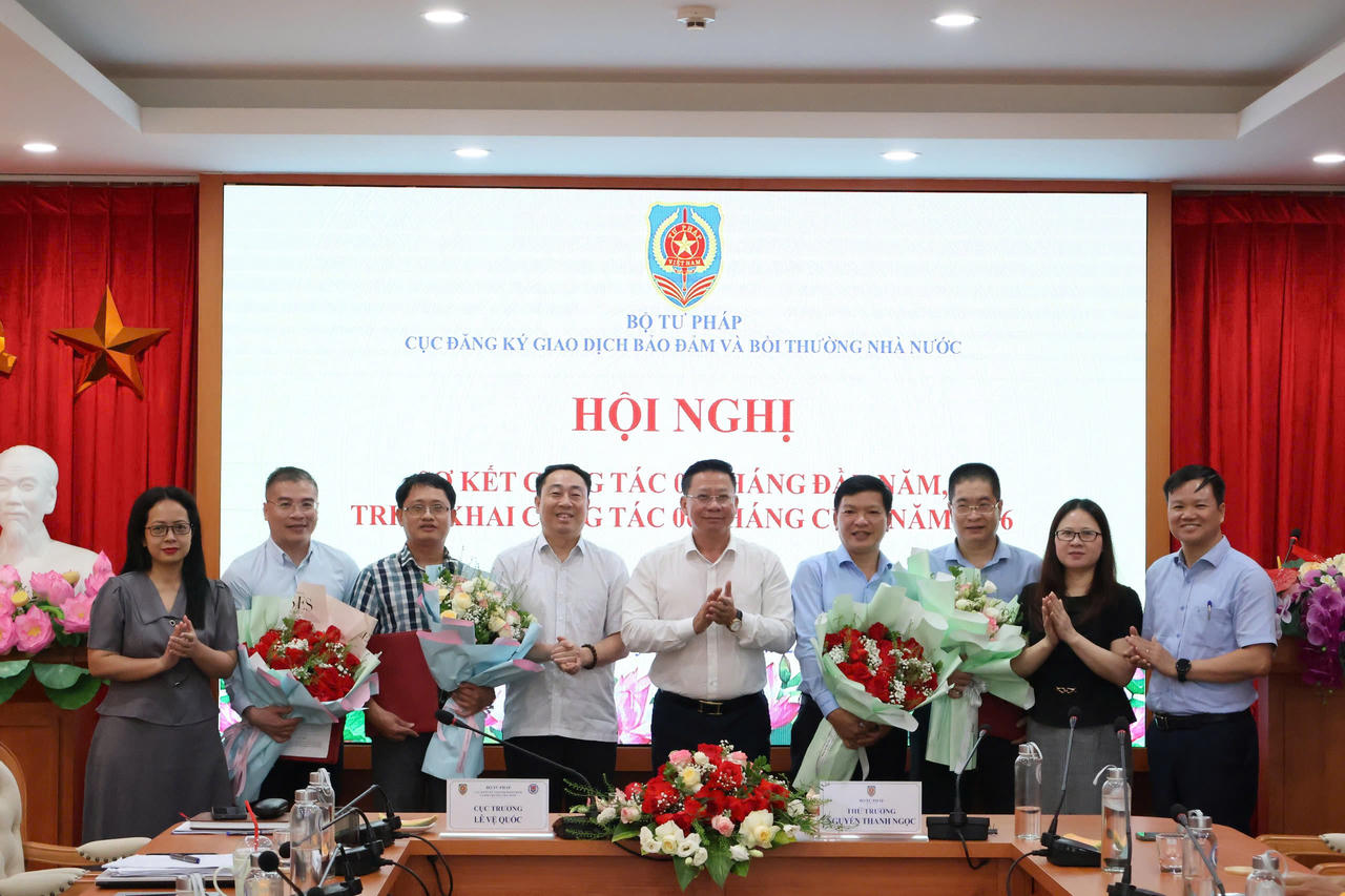 Thứ trưởng Nguyễn Thanh Ngọc trao quyết định bổ nhiệm cho Lãnh đạo các đơn vị thuộc Bộ. Ảnh T.Oanh