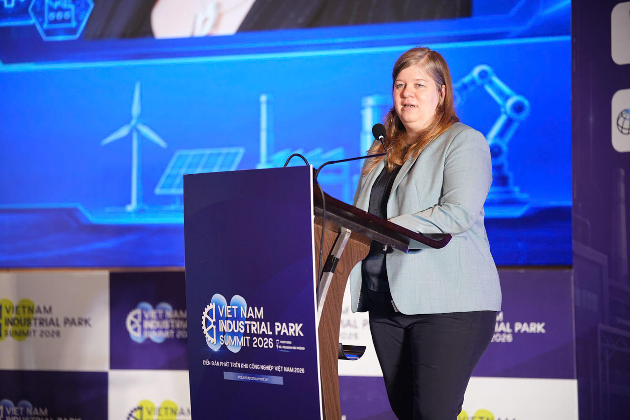 Bà Cristina Mariaca Orozco, Điều phối viên Quốc tế về Chiến lược và Kỹ thuật, Chương trình Hệ thống Năng lượng Toàn cầu, Tổ chức Phát triển Công nghiệp Liên Hợp Quốc (UNIDO) chia sẻ kinh nghiệm quốc tế về phát triển khu năng lượng và năng lượng tái tạo, đồng thời đề xuất các định hướng giúp Việt Nam thúc đẩy chuyển dịch năng lượng và xây dựng khu công nghiệp phát triển bền vững. 