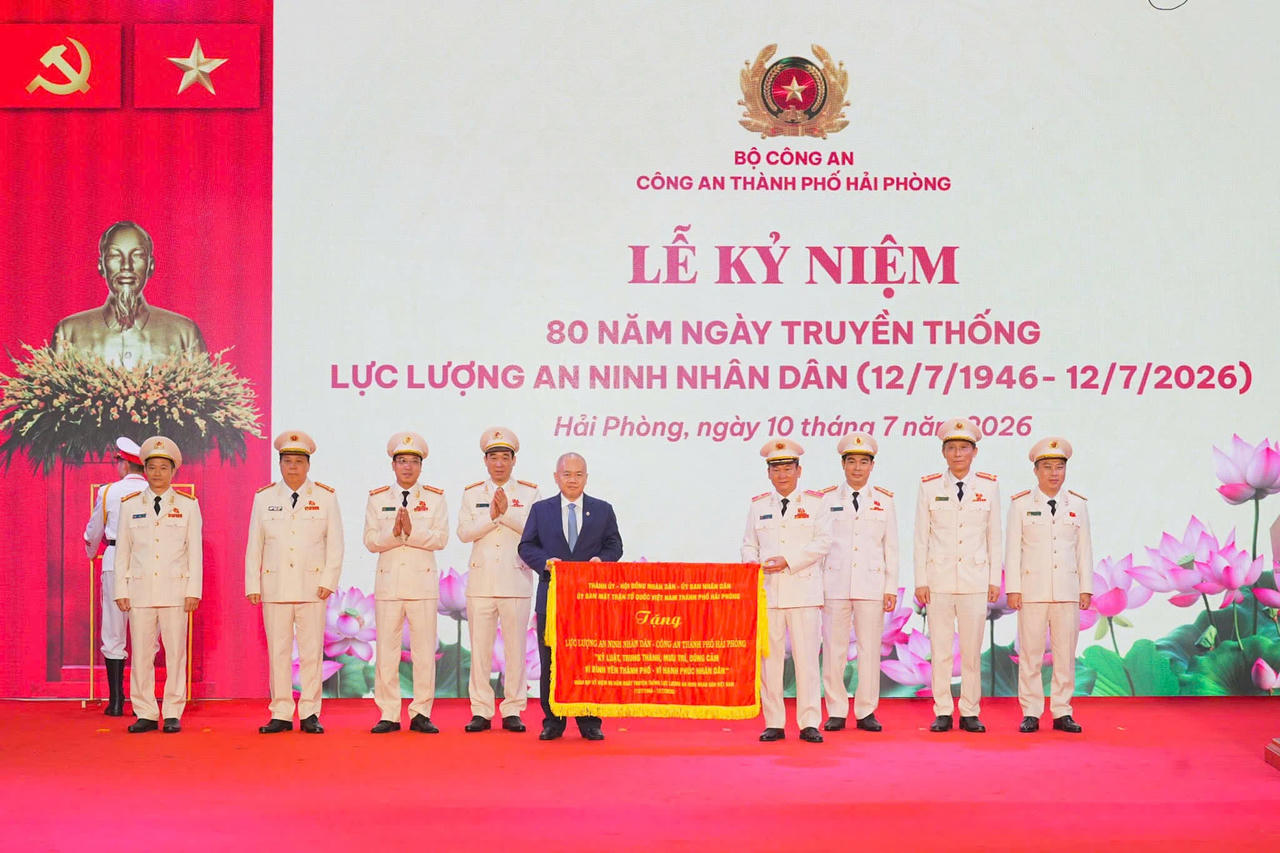 Chủ tịch UBND TP Đỗ Thành Trung trao Bức trướng của Thành ủy, HĐND, UBND, Ủy ban MTTQ Việt Nam TP tặng Lực lượng An ninh nhân dân Công an TP.