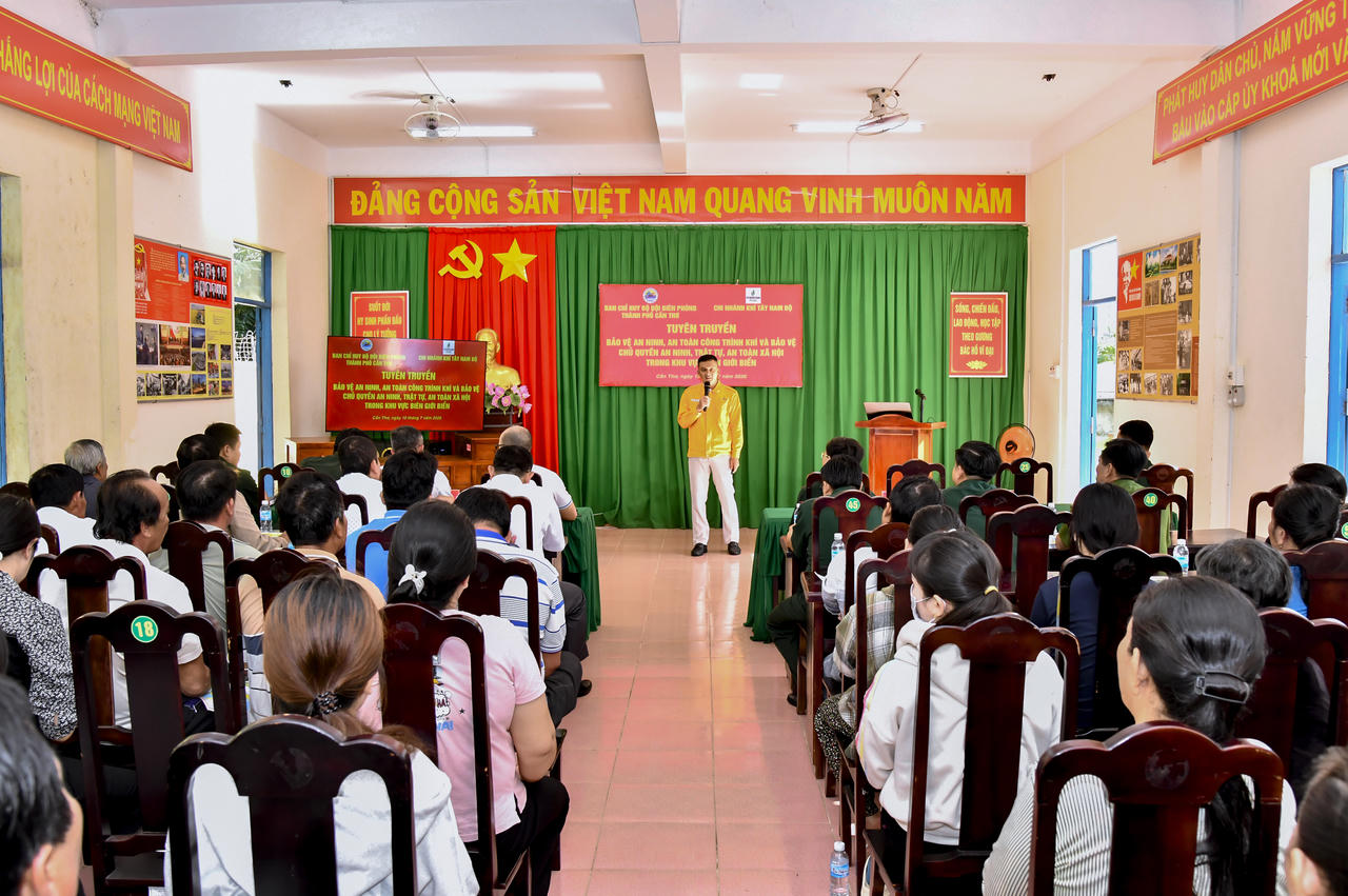 Đại diện Chi nhánh Khí Tây Nam Bộ giới thiệu về hệ thống đường ống dẫn khí PM3 - Cà Mau.